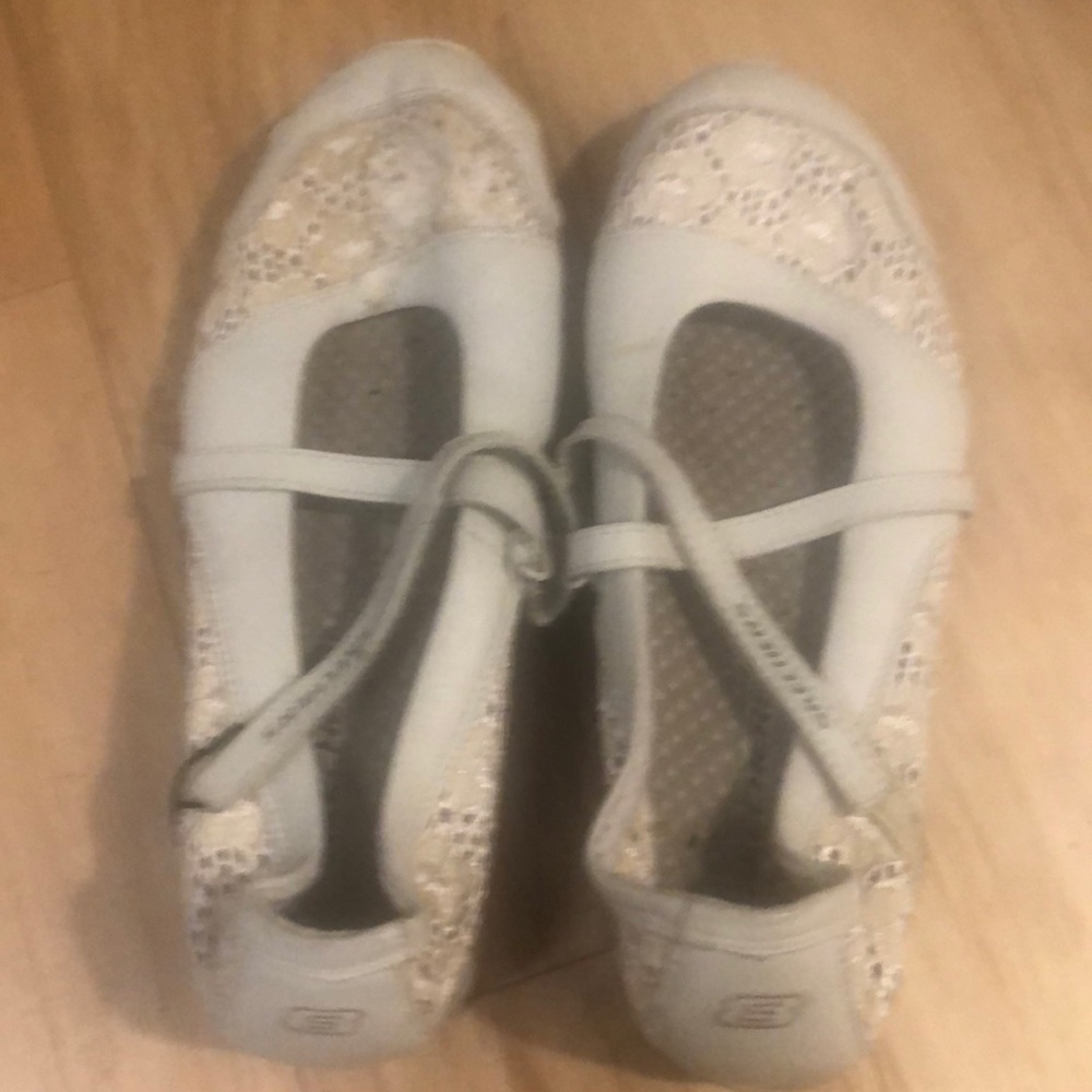 Sketchers off white/cream shoes.Velcro hardly worn